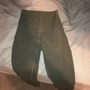 NWOT Grey sage align crop